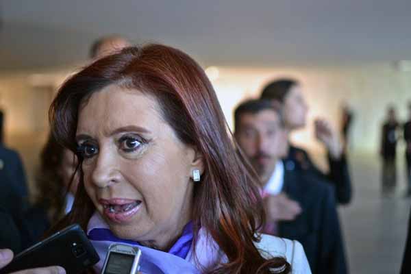 Argentine government admits economy hurt by default