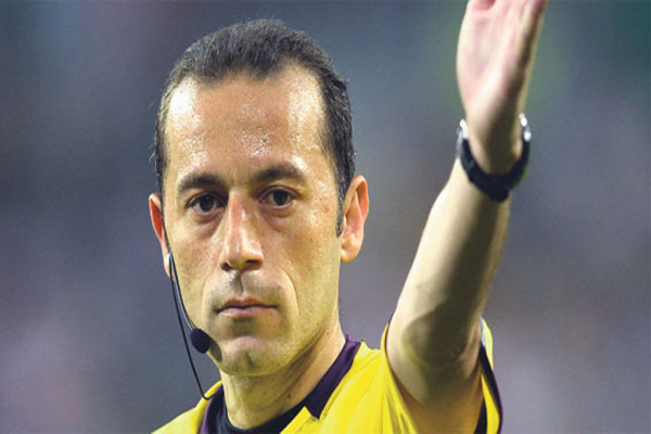 British media blame Manchester United's loss on Turkish referee Cüneyt Çakır