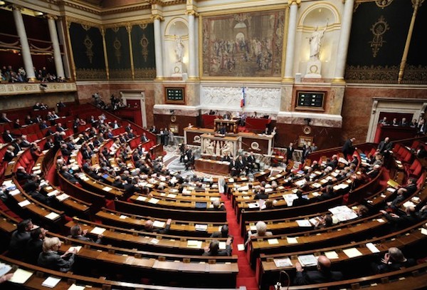 France gets new cabinet as political crisis averted
