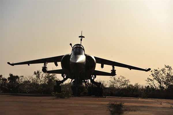France to cut Mali troops, defence spend flat