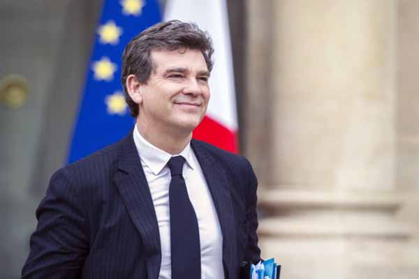 Outgoing French economy minister hits at Hollande