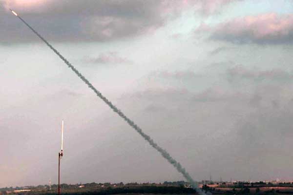 Gaza rocket hits Tel Aviv, Israeli army