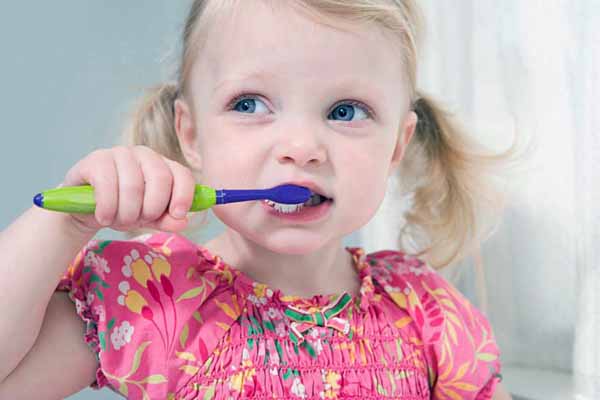 Dentists Disagree On How To Brush Your Teeth