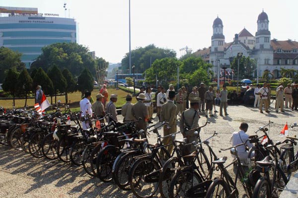 Indonesians mix fun and solemnity for Independence Day