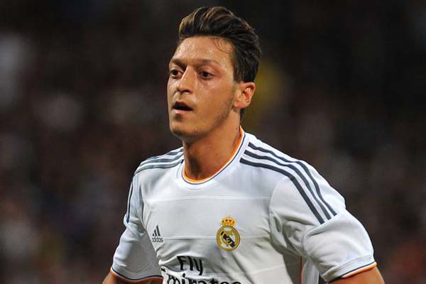 Mesut Ozil shines for Arsenal in debut