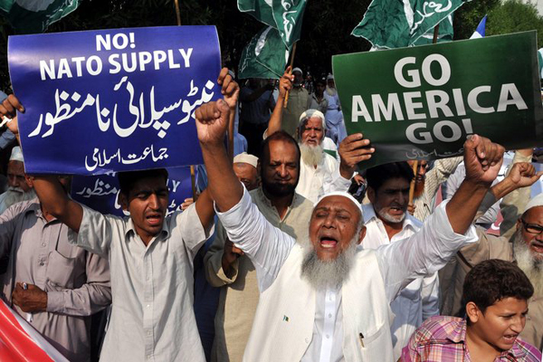 Pakistani protesters block NATO supply route