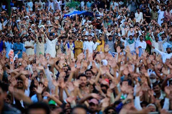 Pakistan protesters advancing on PM's residence