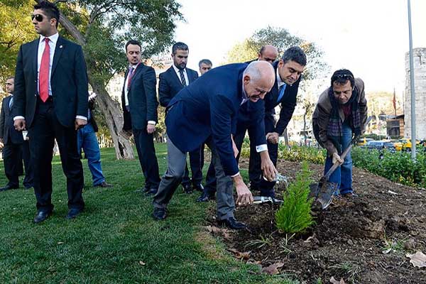 Papandreou visits Gezi Park in Istanbul