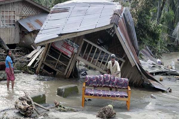 Philippine typhoon survivors loot, dig up water pipes