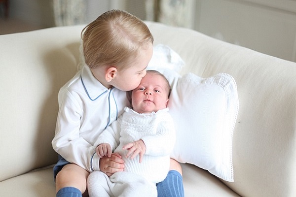 The tactics and strategies of the paparazzi to take pictures of Prince George