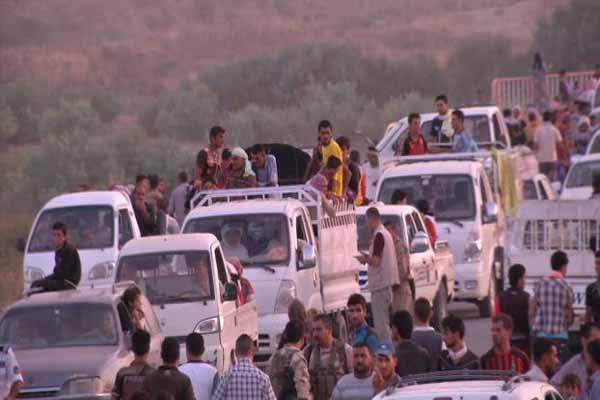 Thousands of Iraqi Yazidis flee ISIL militants