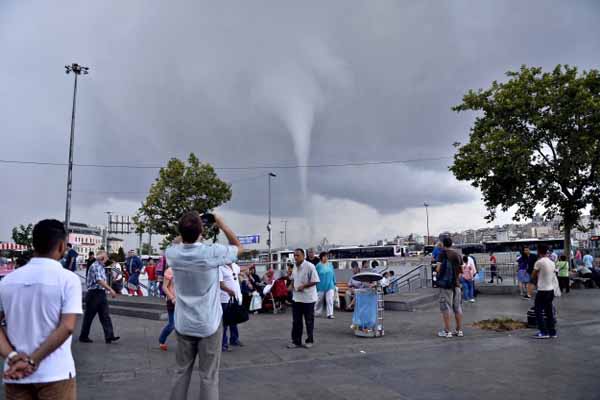 Tornado causes panic in Istanbul