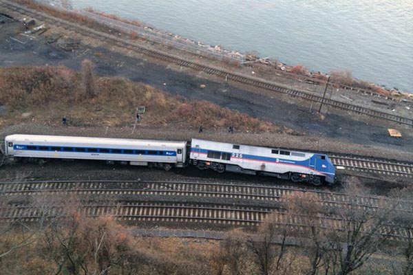 Train derails in New York, 4 killed
