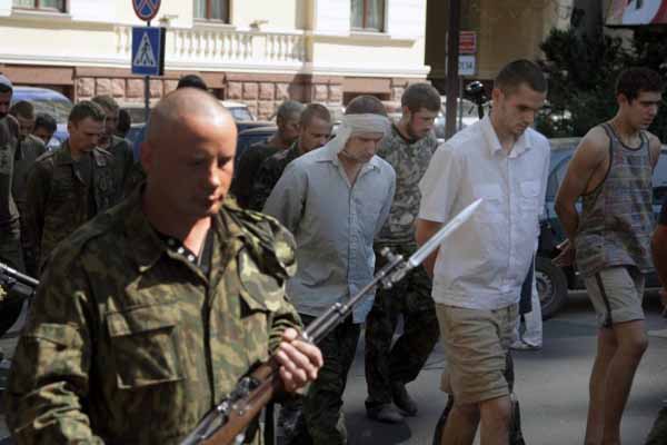 Ukrainian prisoners paraded in Donetsk