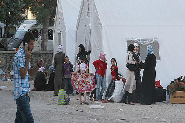 Turkey stops refugees on Syrian border