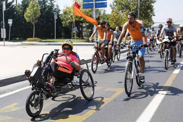 Turkish-Dutch paraplegic actress cycles across Europe