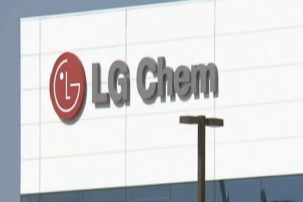 LG Chem CEO says mulls electric car battery plant in China