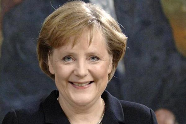 Merkel warns Russia of additional sanctions over Ukraine