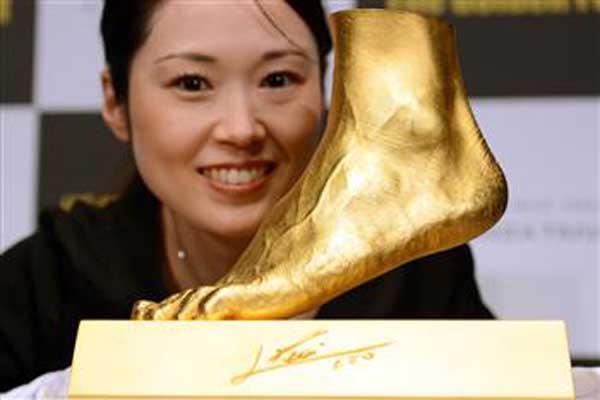 Solid gold Lionel Messi's foot on sale in Japan