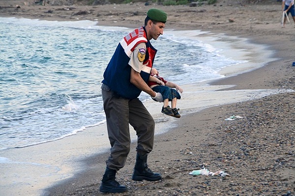 Sad pictures of the drowned Syrian boy