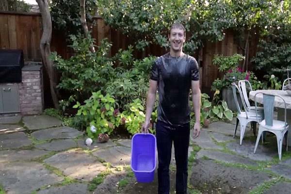 Mark Zuckerberg Accepts Chris Christie's Ice Bucket Challenge