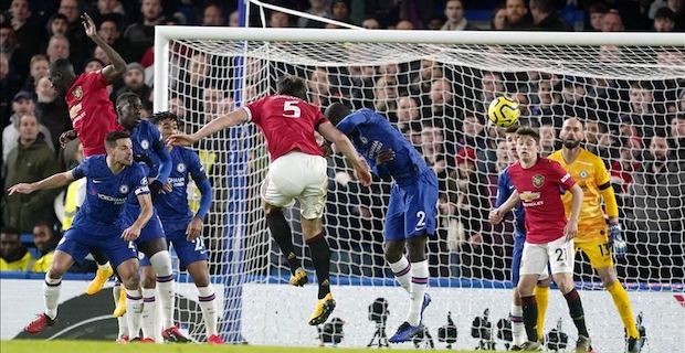 Manchester United beat Chelsea to keep hopes for Champions League
