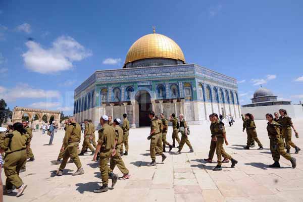 Israeli forces continue to occupy al-Aqsa Mosque