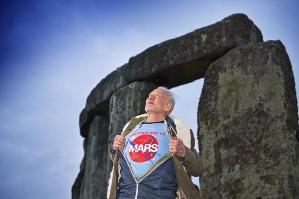 What kinds of messages does Buzz Aldrin send to the Mars