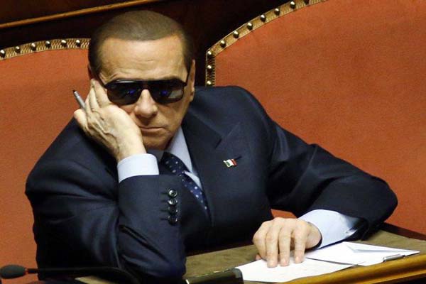 Berlusconi U-turn secures Italian govt