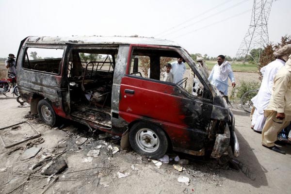Bus bomb kills 17 in Pakistan