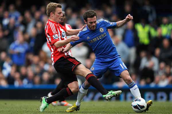 Chelsea beat Sunderland 2-1