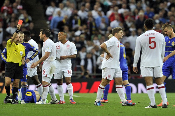 Lampard penalty rescues England