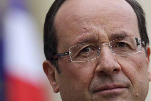 Hollande turns to robots, driverless cars to revive French industry