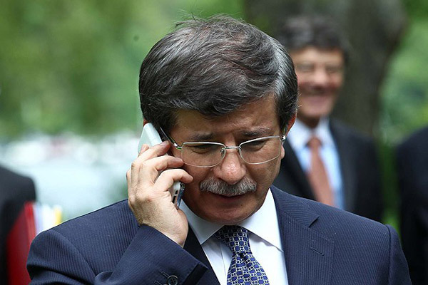 Ahmet Davutoglu talks to Iraqi counterpart