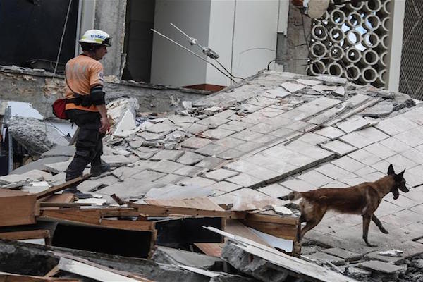 Ecuador declares 8 days of mourning for quake victims
