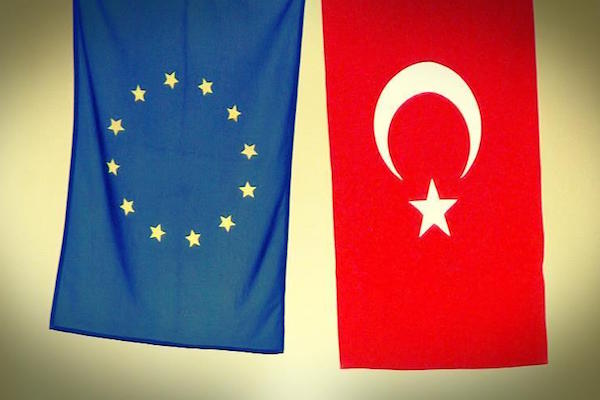 'EU should stick to Turkey refugee deal'