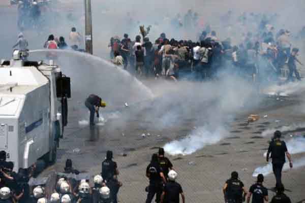 Police intervene in Gezi Park protests in İstanbul and Ankara