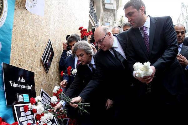 Mayors, foreign diplomats visit Istanbul blast site