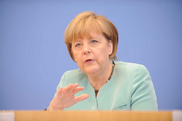 Merkel and SPD leaders back coalition talks