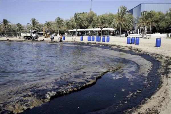 Greek oil spill spreads to Athens beaches