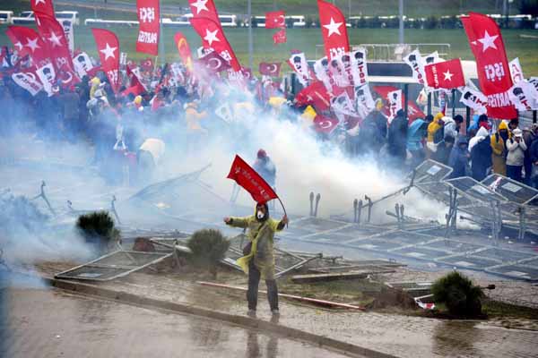 Turkish police clash with protesters at coup trial