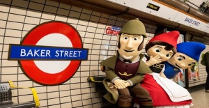 Sherlock Gnomes swoops onto Baker Street Tube station