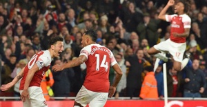 Arsenal 3 Leicester 1: Mesut Ozil masterclass inspires Gunners to win against Foxes