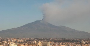 Ten injured in Italy quakes as Mt. Etna erupts
