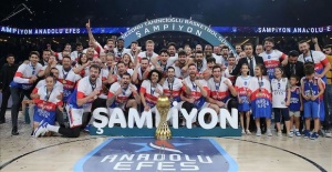 Anadolu Efes ends successful season lifting 2 cups