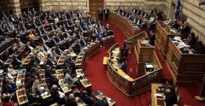 Greek government wins vote of confidence