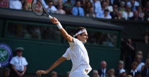 Federer stunned, eliminated in quarters