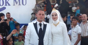 Turkish couple spent their wedding day giving food to 4,000 Syrian refugees