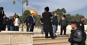 Israeli minister, ex-Knesset member storm Al-Aqsa