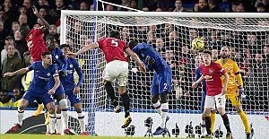 Manchester United beat Chelsea to keep hopes for Champions League
